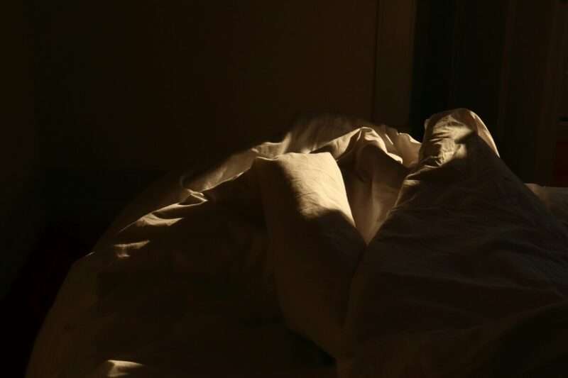 Paralisi del sonno: cos’è, perché accade e come affrontarla