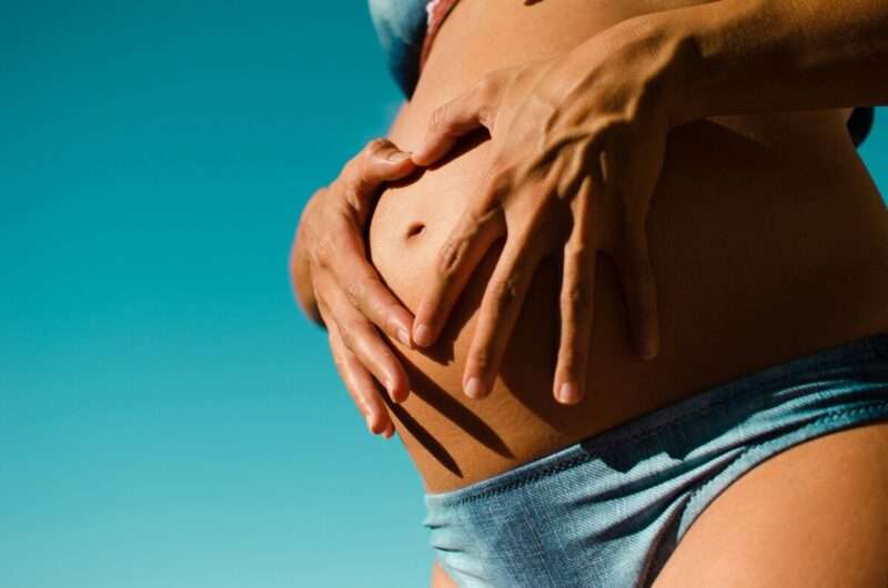 Madri surrogate e salute mentale: lo studio che rivela nuovi rischi psicologici