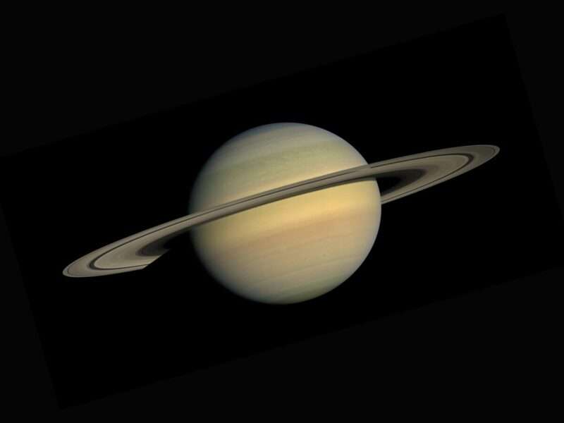 Bere dagli anelli di Saturno? Sì, è possibile (ma non fatelo a cuor leggero)