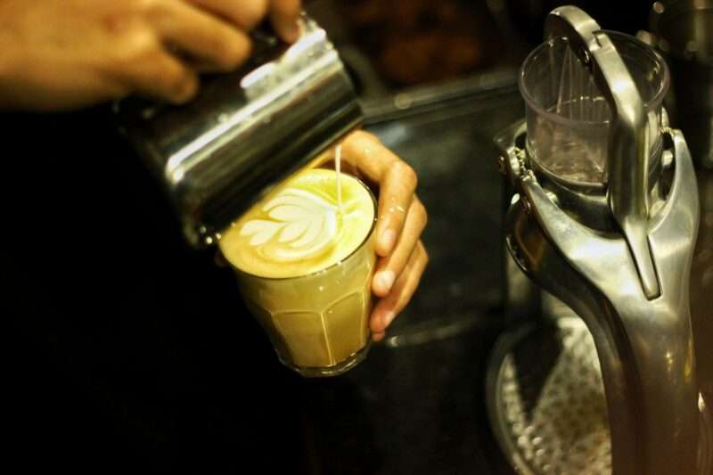 Caffeina e antibiotici: la scoperta che cambia la terapia
