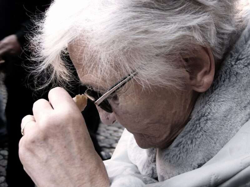 Alzheimer, bassa dose di litio riduce i sintomi nei topi: la nuova speranza della ricerca