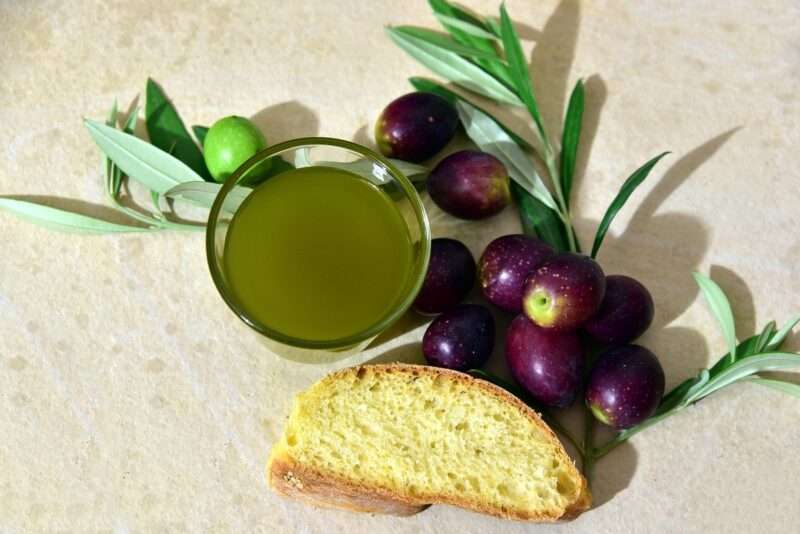 Olio d’oliva o olio da cucina? La scelta dipende dal punto di fumo