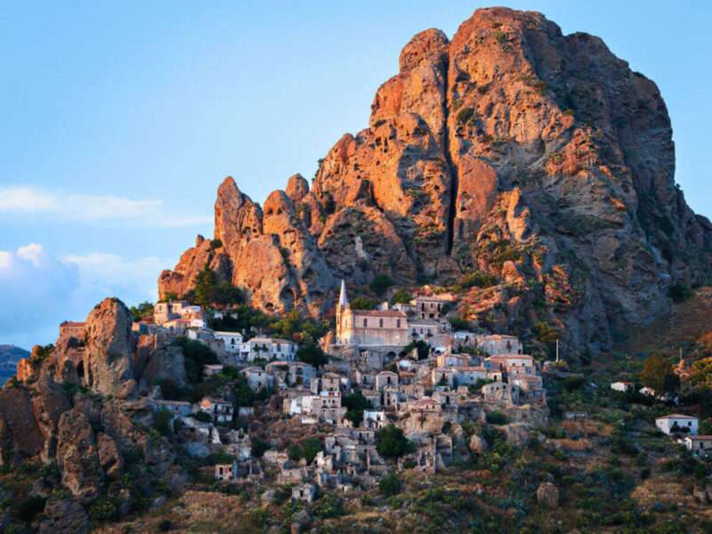 Pentadattilo: il borgo fantasma scolpito nella roccia a forma di mano