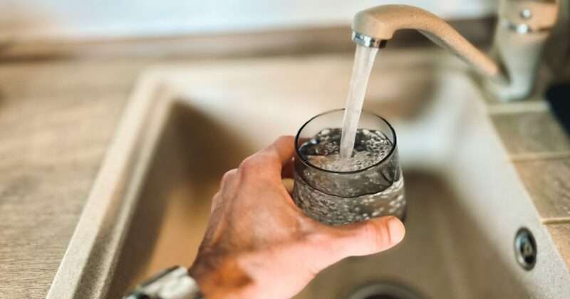 Plastica nell’acqua che beviamo: un modo per eliminarla