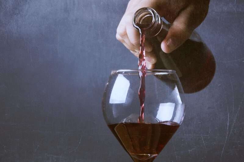 Il vino rosso antibatterico? I polifenoli che frenano carie e placca