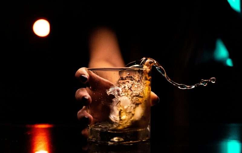 Ig Nobel 2025: l’alcol migliora le lingue e vince il premio per la pace