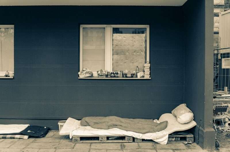 Lo zaino che diventa letto: innovazione e dignità per i senzatetto