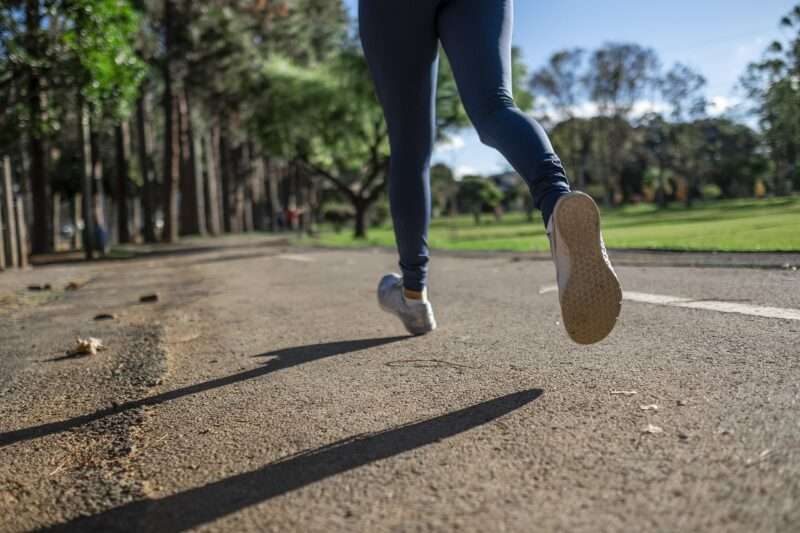 Correre a quattro zampe: la “quadrobica” tra fitness e follia virale