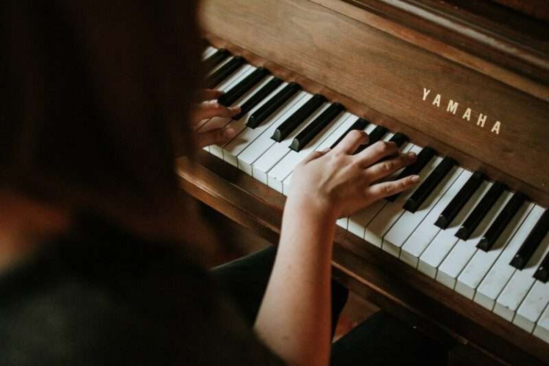 Scoperto il segreto del pianoforte: il tocco cambia davvero il suono