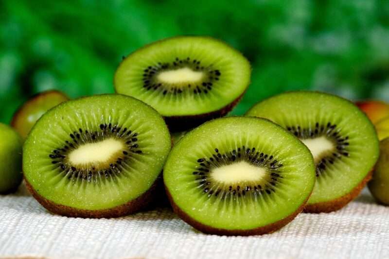 Stitichezza: kiwi e acqua minerale superano la dieta ricca di fibre