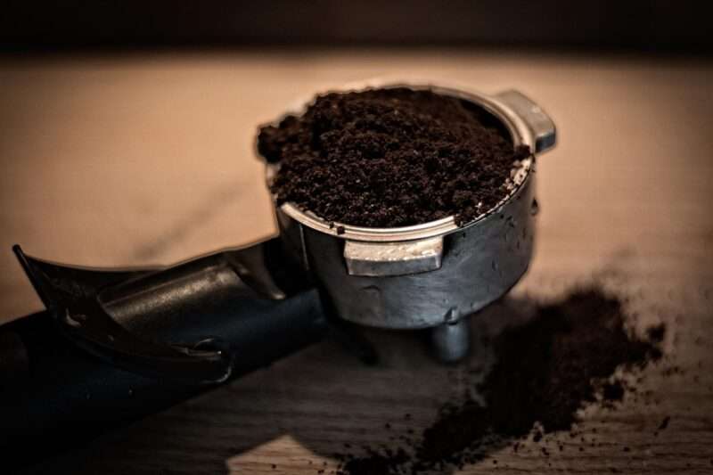 Perché non dovresti mai buttare i fondi di caffè nello scarico