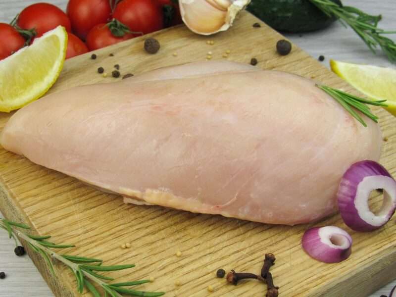 Lavare il pollo crudo è inutile e rischioso: cosa dice davvero la scienza