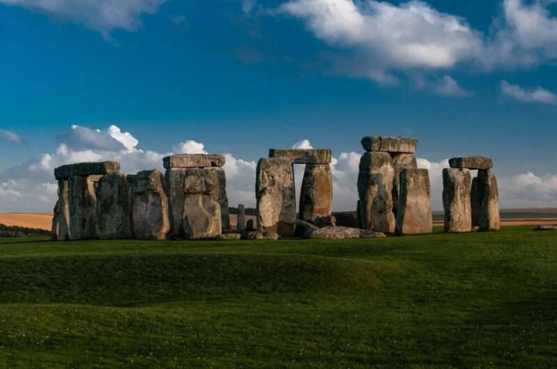 Stonehenge: svelato il mistero dei 16 fossati ad anello preistorici