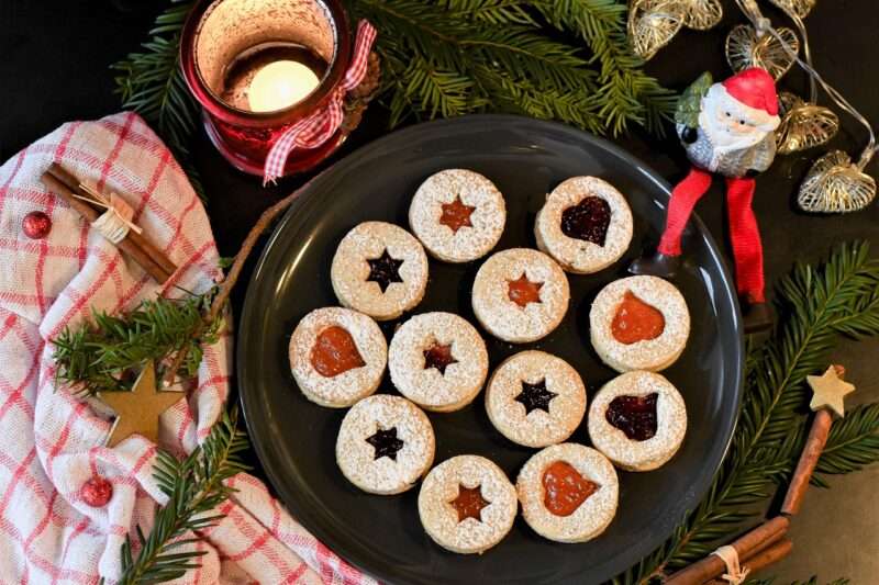 Perché a Natale mangiamo così tanto: cibo, memoria ed emozioni