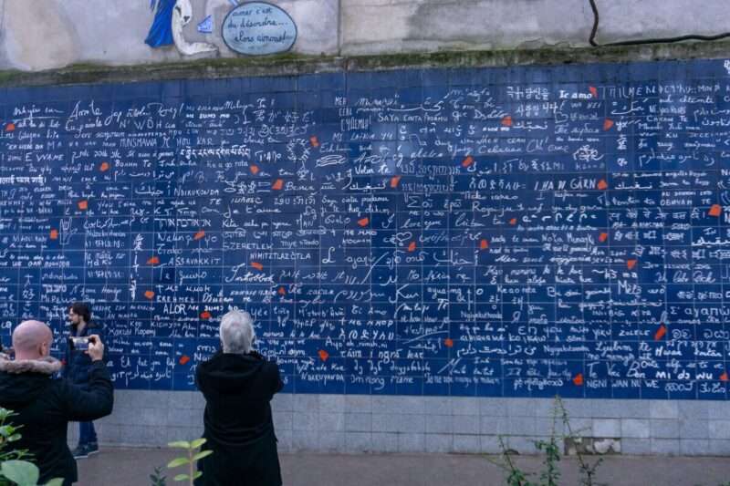 Il Muro dei Ti Amo a Parigi: la parete che parla d’amore