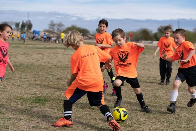 Sport e rendimento scolastico: praticarlo migliora lo studio, ma l’effetto è più forte nei maschi