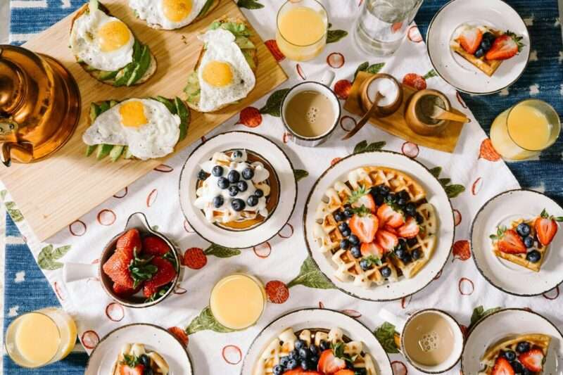 5 alimenti che i centenari non mangiano quasi mai: cosa evitare per vivere più a lungo
