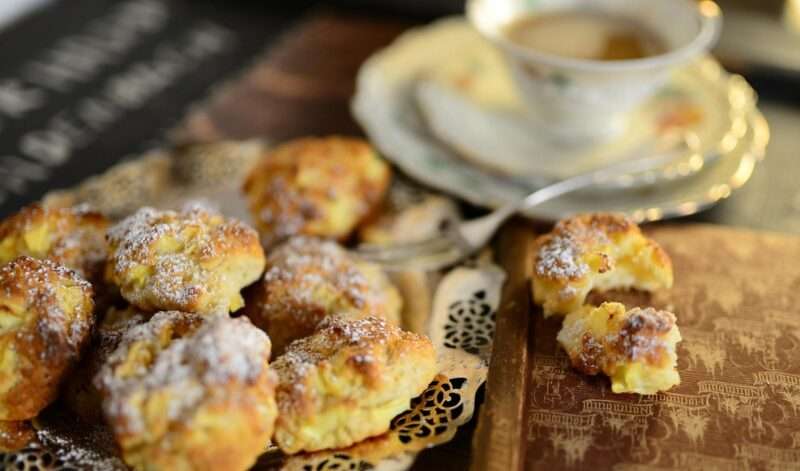 Scones e Bridgerton: storia, tradizione e galateo del tè inglese