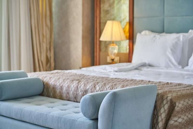 Perché dormi male in hotel: il cervello resta allerta anche mentre pensi di riposare