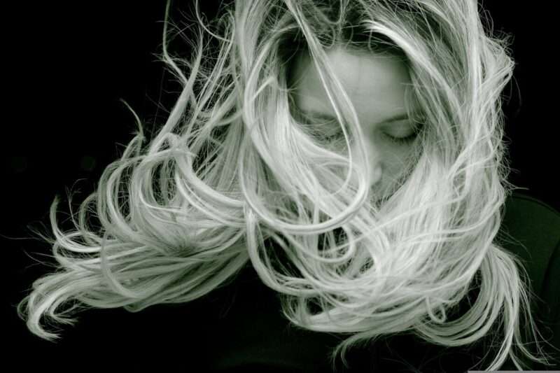 Capelli bianchi: non solo stress o genetica, cosa succede davvero