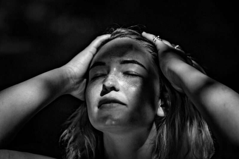 Perché le donne provano dolore più a lungo? La scoperta scientifica sulle cellule immunitarie