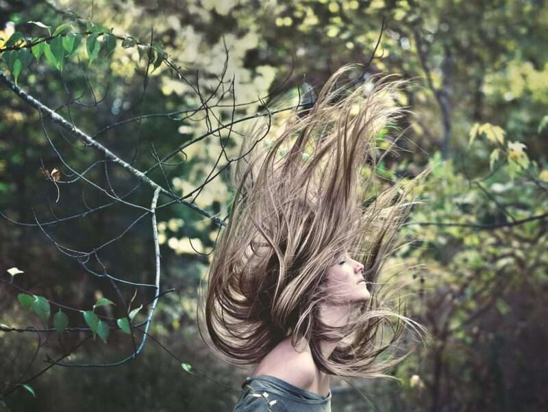 Come crescono i capelli: la scoperta che smentisce i libri di testo