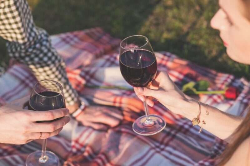 Calice di vino al giorno: cosa cambia davvero nel corpo