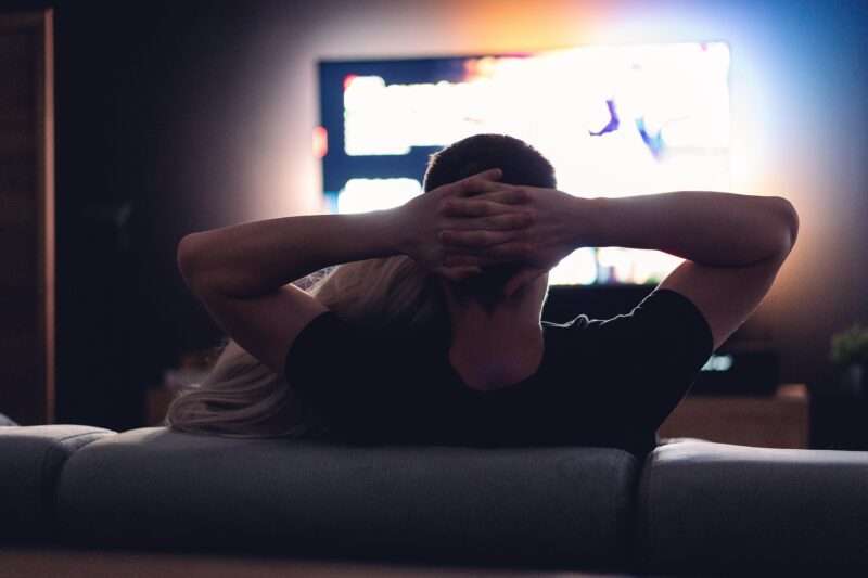 Serie TV, film e libri che migliorano l’umore: cosa dice la scienza