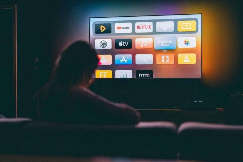 Rivedere sempre gli stessi film e serie: cosa dice la psicologia su questa abitudine