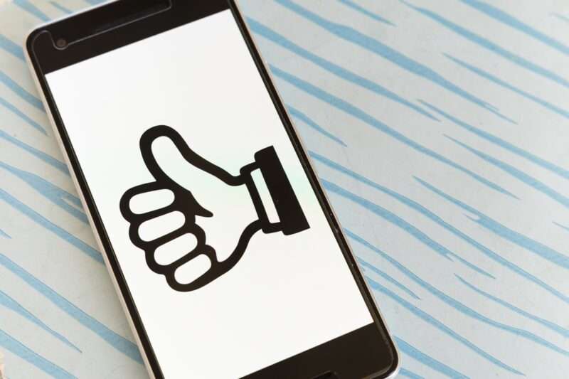 Emoji 👍: perché la Gen Z la trova fredda (e cosa usare)