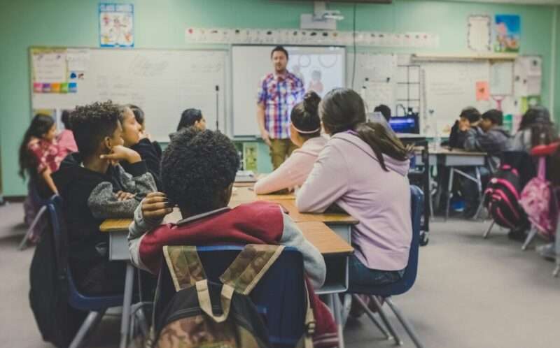Istruzione e autoritarismo: cosa rivela lo studio sui gemelli