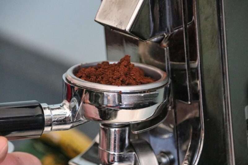 Fondi di caffè nel cemento: la scoperta che rivoluziona l’edilizia