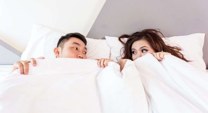 Dormire in coppia migliora il sonno? Cosa dicono gli esperti
