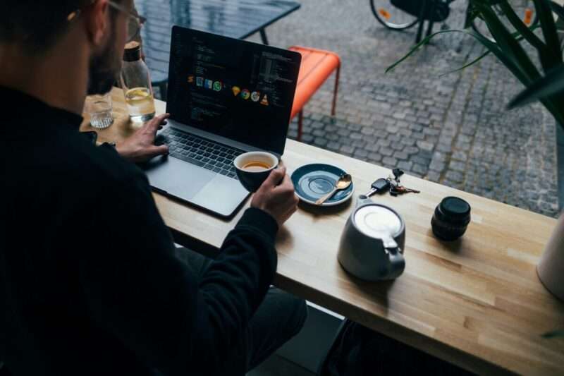 L’illusione del Multitasking: Perché il tuo Cervello non può fare due cose insieme