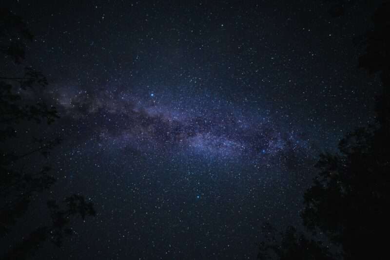 Il Viaggiatore del Buio: Scovata la Culla della Cometa Interstellare