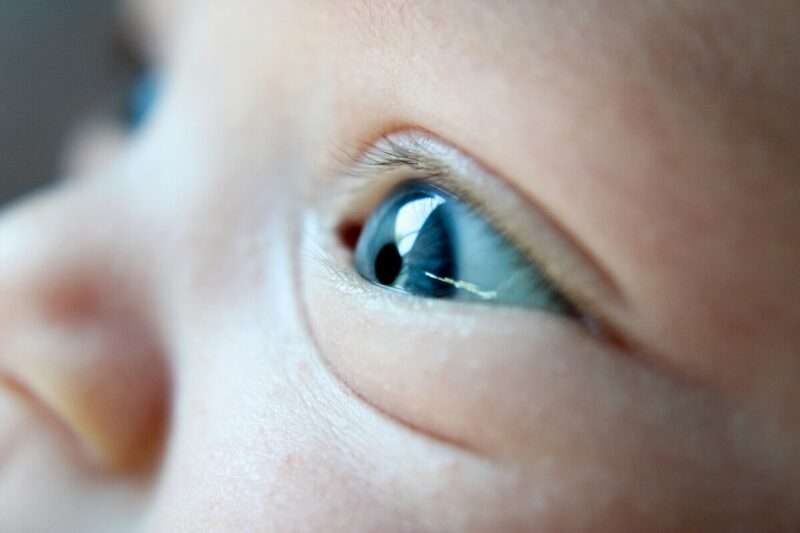 Occhi indaco dopo il COVID: l’insolito effetto collaterale del Favipiravir nei neonati
