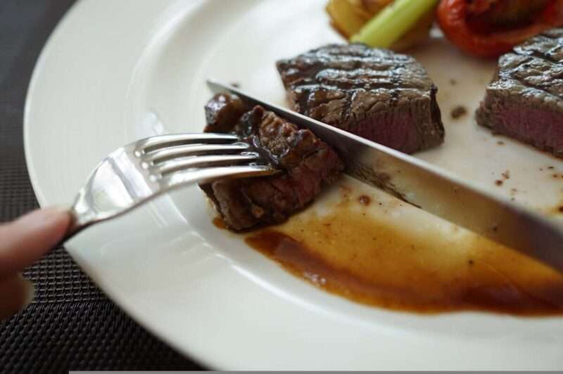 Vivere fino a 100 anni mangiando carne: lo studio e il trucco biologico