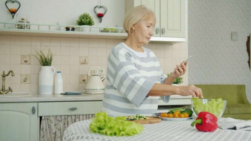 Cucinare a casa previene la demenza: il segreto della longevità cognitiva