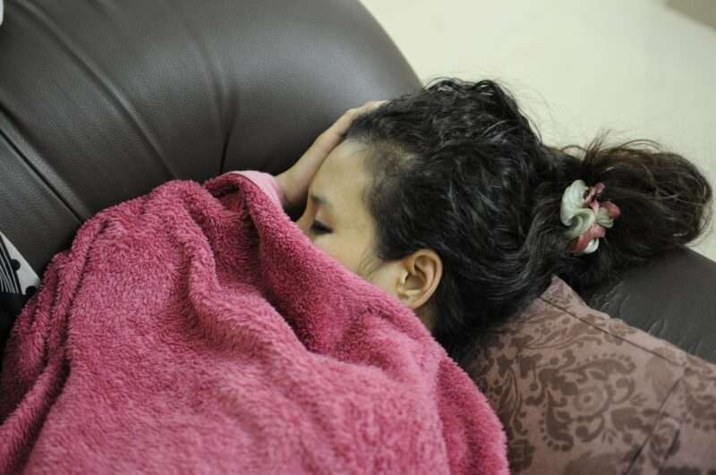 Dormire poco danneggia il cervello? Cosa accade alle sinapsi durante le notti in bianco