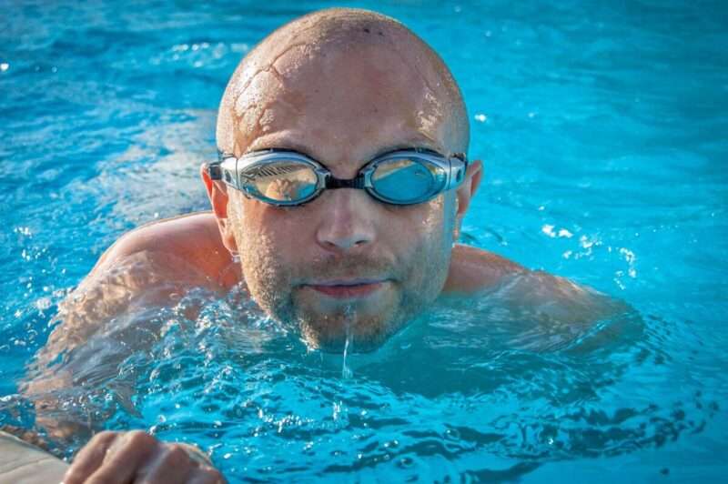 Nuoto o corsa: quale attività protegge meglio il cuore?