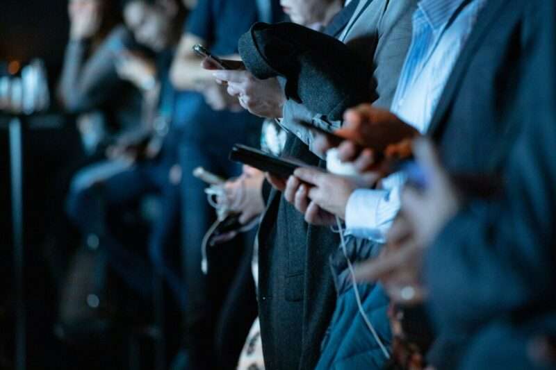 I social media potrebbero cambiare il modo in cui il cervello percepisce lo sforzo mentale