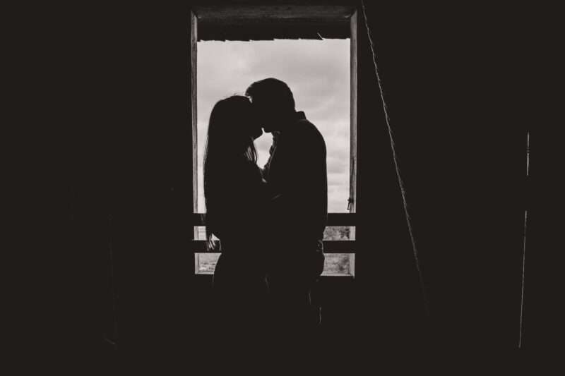 Perché ci baciamo? La scienza rivela che il bacio non è un gesto universale