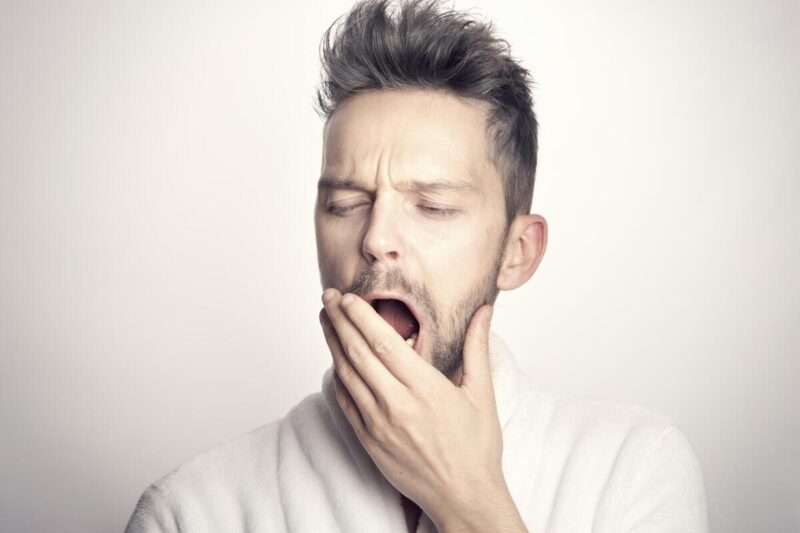 Dormire poco altera le emozioni: cosa succede davvero al cervello