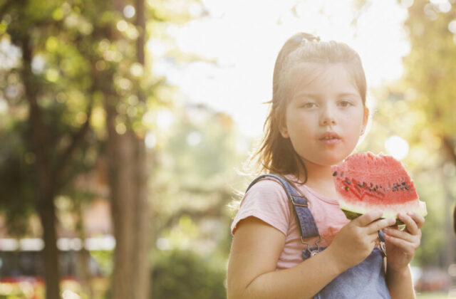Cinque alimenti che aiutano a mantenere idratati i bambini d’estate