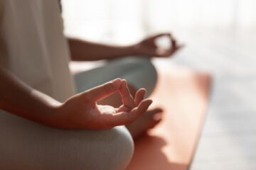 Meditazione e cervello: una settimana di pratica intensa produce effetti simili agli psichedelici?
