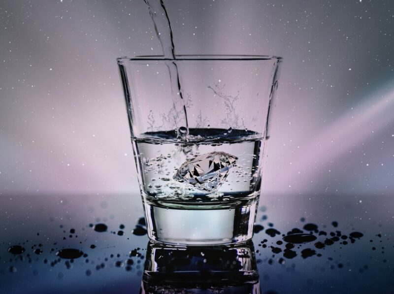 L’acqua frizzante fa male ai denti? Ecco cosa dice davvero la scienza