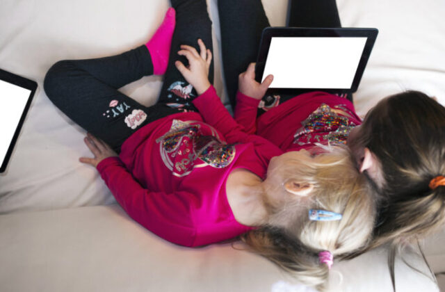Schermi e bambini, non sono sempre dannosi: se usati bene possono aiutare lo sviluppo cognitivo