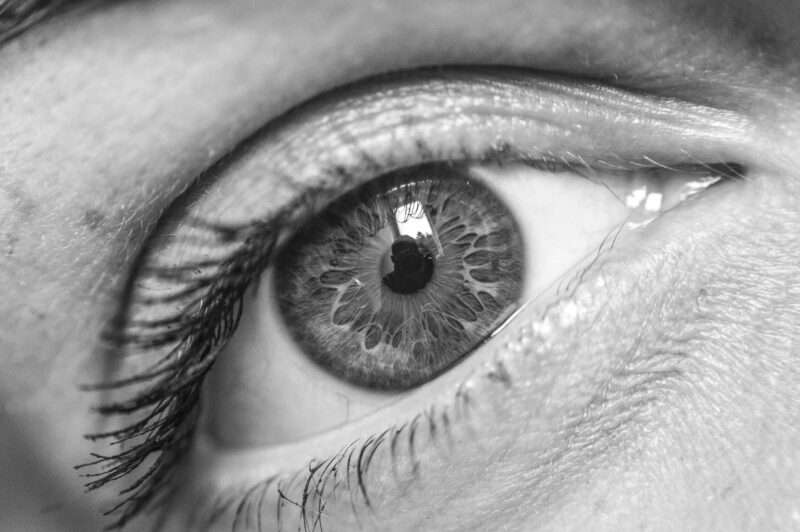 Mosche volanti negli occhi: cosa sono quei puntini che vedi guardando il cielo?