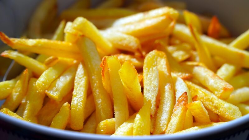 Patatine fritte al microonde: il nuovo metodo che riduce l’olio senza rinunciare alla croccantezza