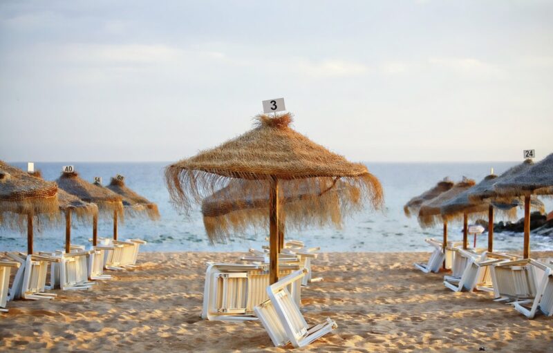 Ombrellone al mare: perché all’ombra fa meno fresco di quanto pensiamo